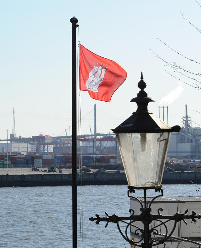 151_2161 Hamburg Fahne am Fahnenmast bei der Köhlbrandbrücke - historische Laterne. | Koehlbrandteppe - historische Hafentreppe am Fischereihafen Altona.